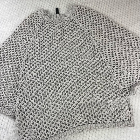 š5/$25 BCBG Maxazria Net Open Crocheted Pearl Gray Cropped Top Sweater Size S - Picture 3 of 14
